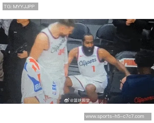 哈登谈球队配合训练称赞祖巴茨与科林斯的默契与随机应变能力