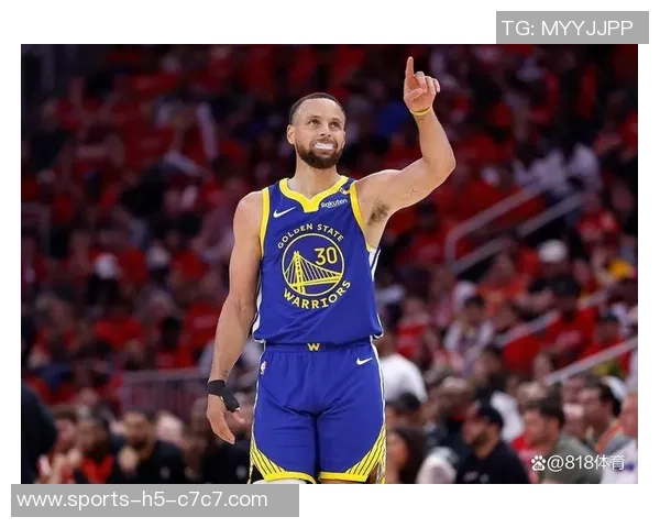 库里股四头肌受伤赛后痛苦一瘸一拐离场引发球迷担忧